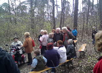 21.04.2012 Wir pflanzen eine Biene Maja-Linde (1)